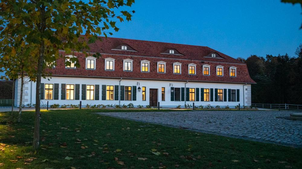 Gut Sarnow - Hotel Und Restaurant Schorfheide Exterior photo