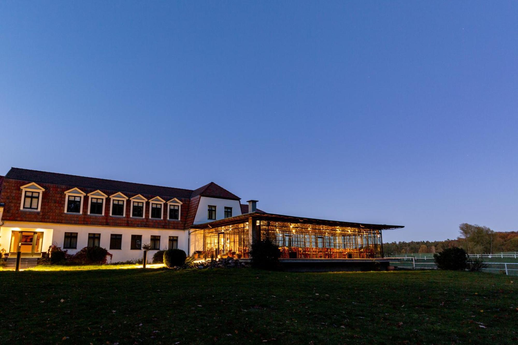 Gut Sarnow - Hotel Und Restaurant Schorfheide Exterior photo